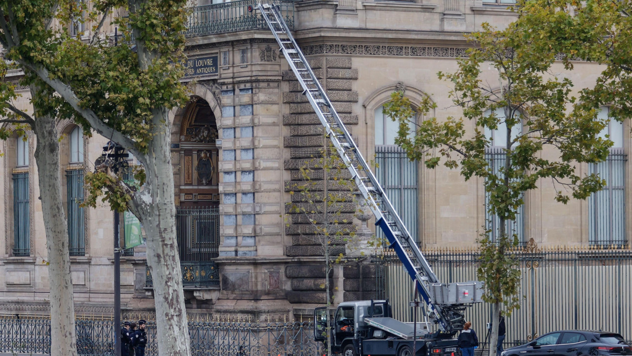 merdevine koje su koristili lopovi da bi pristupili jednom od gornjih spratova muzeja Luvr, pljačka luvr, opljačkan luvr