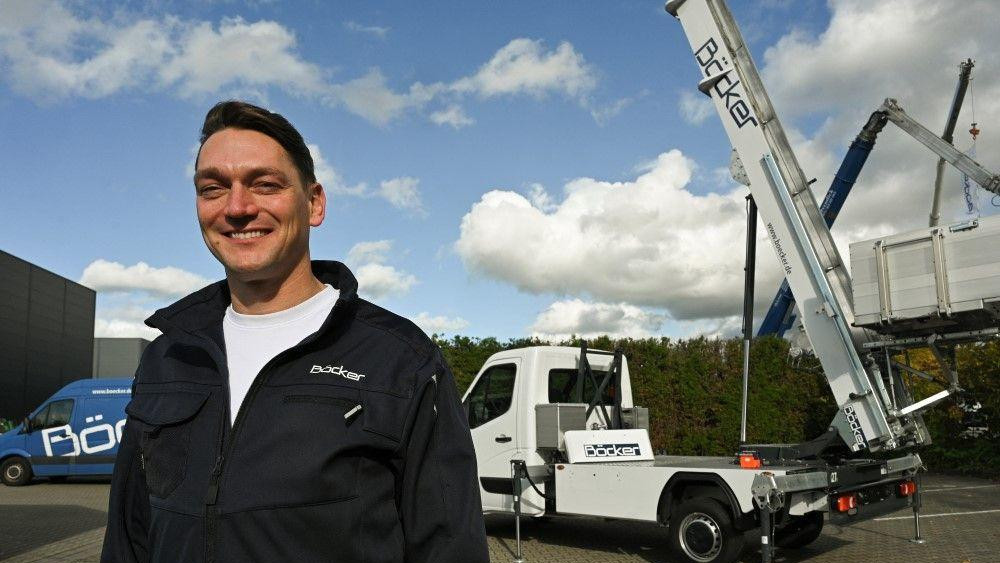 Aleksandar Beker, izvršni direktor nemačke firme Böcker Operating Cranes, pozira ispred krana sličnog onom koji je korišćen za pljačku nakita iz Luvra