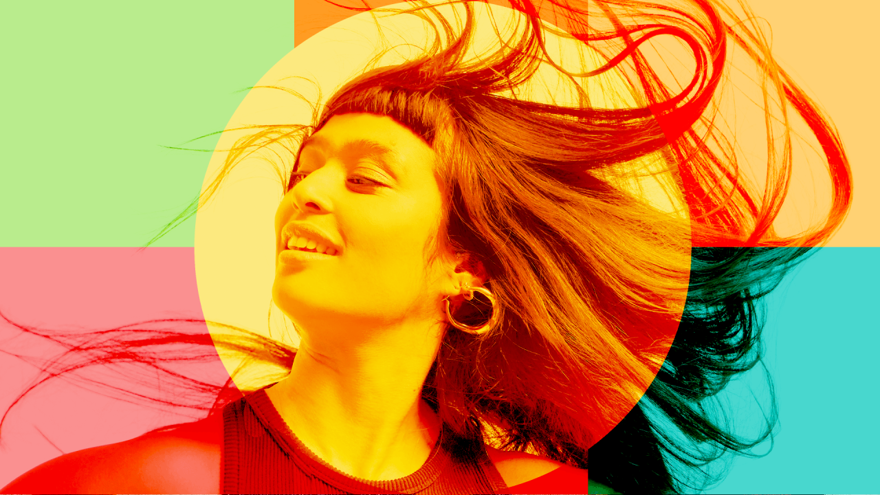 žena sa tamnom kosom se osmehuje