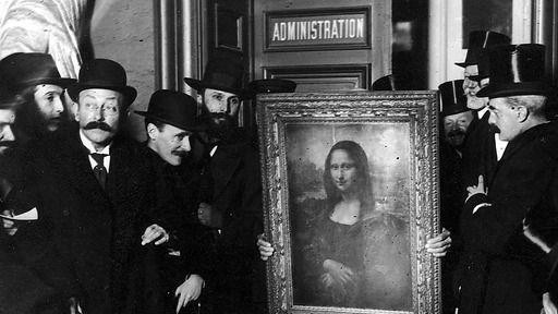 Muškarci drže sliku Mona Lize