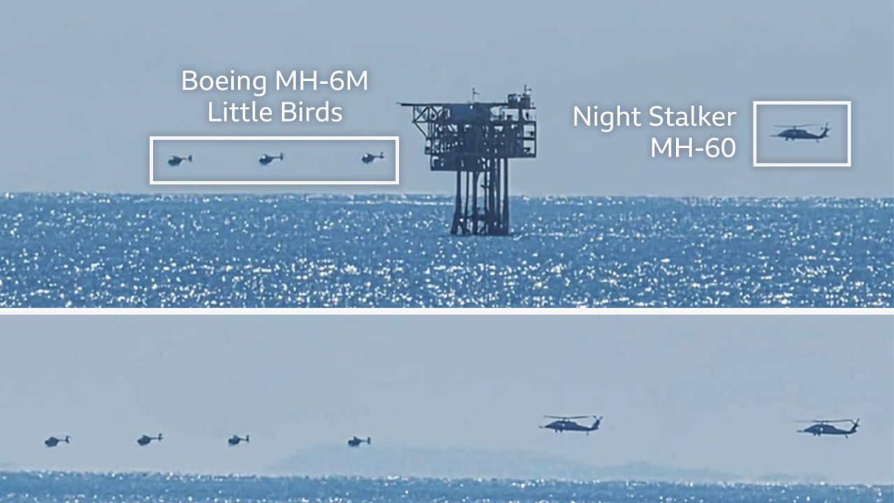 Dve slike prikazuju helikoptere kako nisko lete iznad mora. Na gornjoj slici su manji helikopteri identifikovani kao Boingovi MH-6M, a veći helikopter je identifikovan kao MH-60.