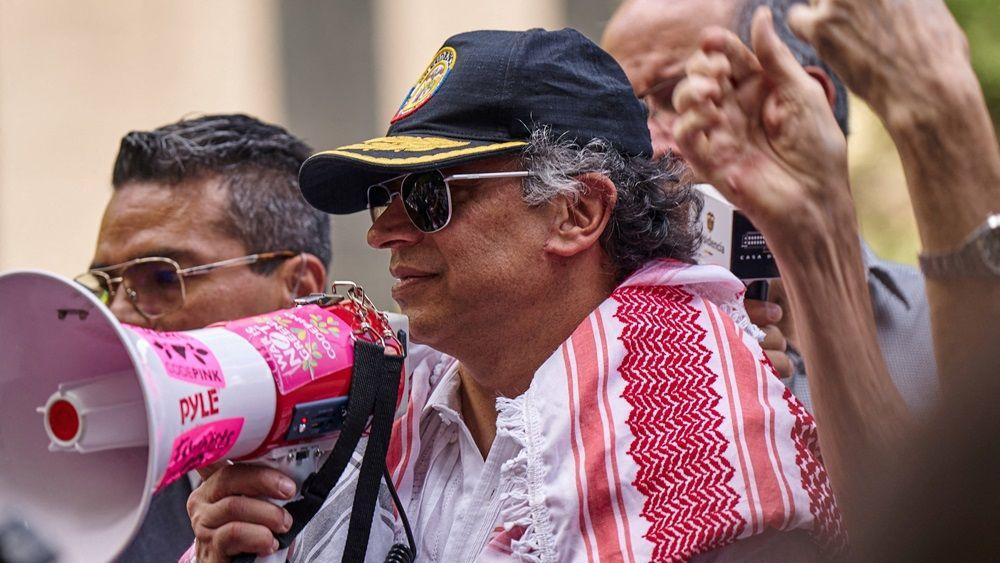 gustavo petro ogrnutom arapskom maramom, Gustavo Petro se obratio na ulicama Njujorka tokom propalestinskog skupa u septembru 2025., što je izazvalo gnev Trampovih pristalica, a Stejt department mu je potom ukinuo vizu