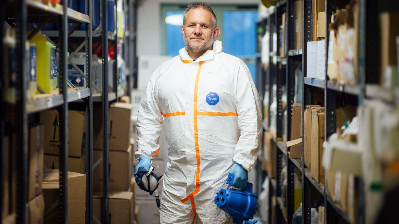 Ben Džajls. Muškarac sede kose u kompletnoj zaštitnoj opremi 