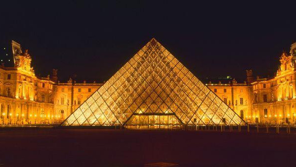 muzej luvr, piramida ispred muzeja luvr, piramida ispred ulaza u muzej luvr