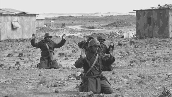 Sirijski vojnici na kolenima sa podignutim rukama na Golanskoj visoravni, predaju se izraelskim trupama 10. oktobra 1973. godine