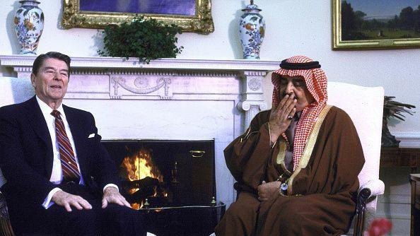 Američki predsednik Ronald Regan susreo se sa kraljem Fahdom od Saudijske Arabije u Ovalnoj sobi Bele kuće, u Vašingtonu, u februaru 1985