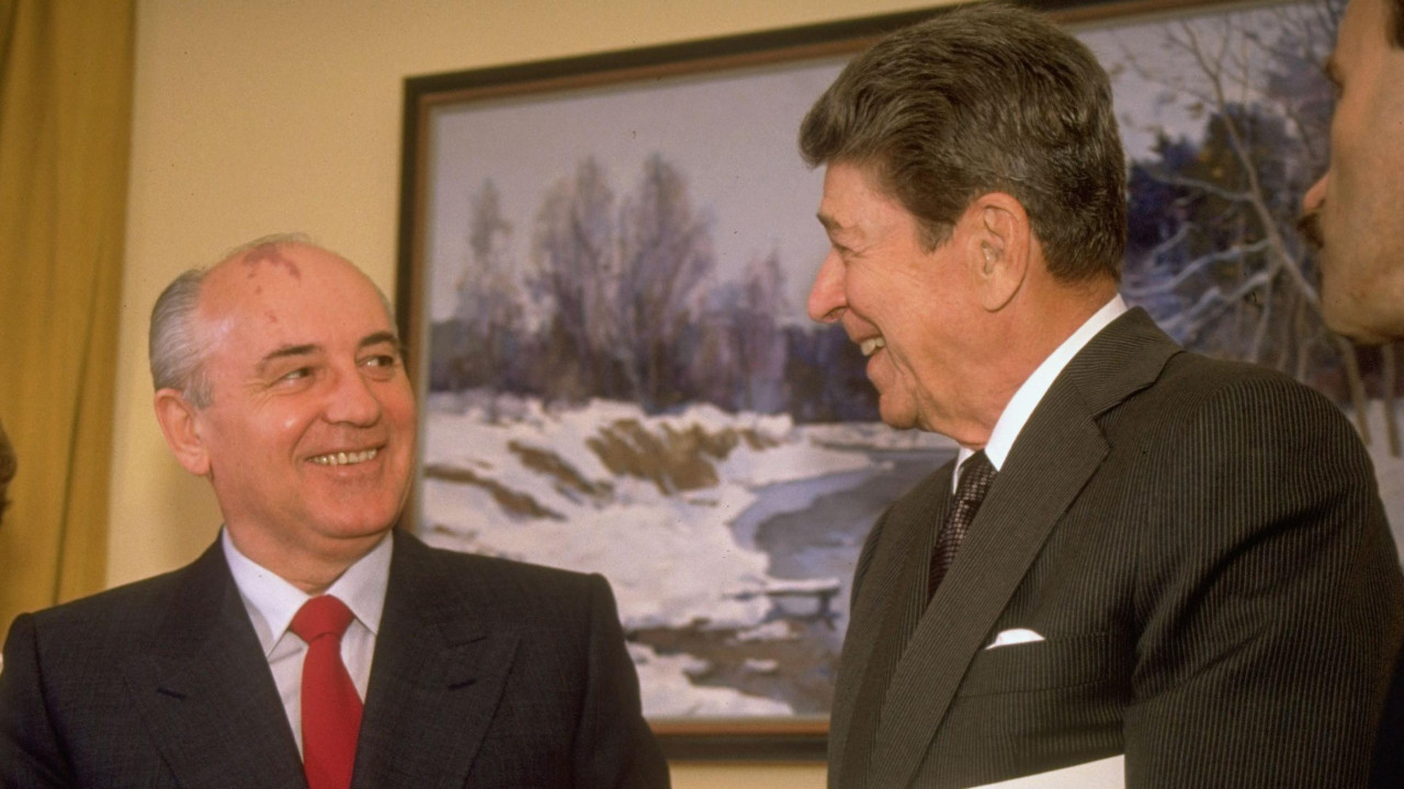 Sovjetski predsednik Mihail Gorbačov u tamnom odelu sa crvenom kravatom razgovara sa američkim predsednikom Ronaldom Reganom u San Francisku 1990. godine