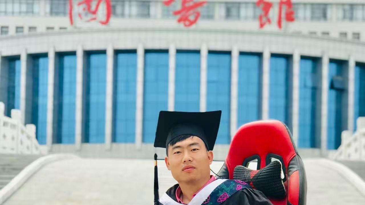 Da bi stigao do fakulteta, Li je morao da putuje satima na njegovom posebnom električnom skuteru u svim vremenskim uslovima 