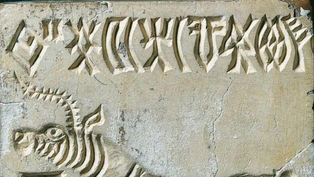 Na mnogim pločicama su motiv jednoroga pored kojeg su neidentifikovani predmeti