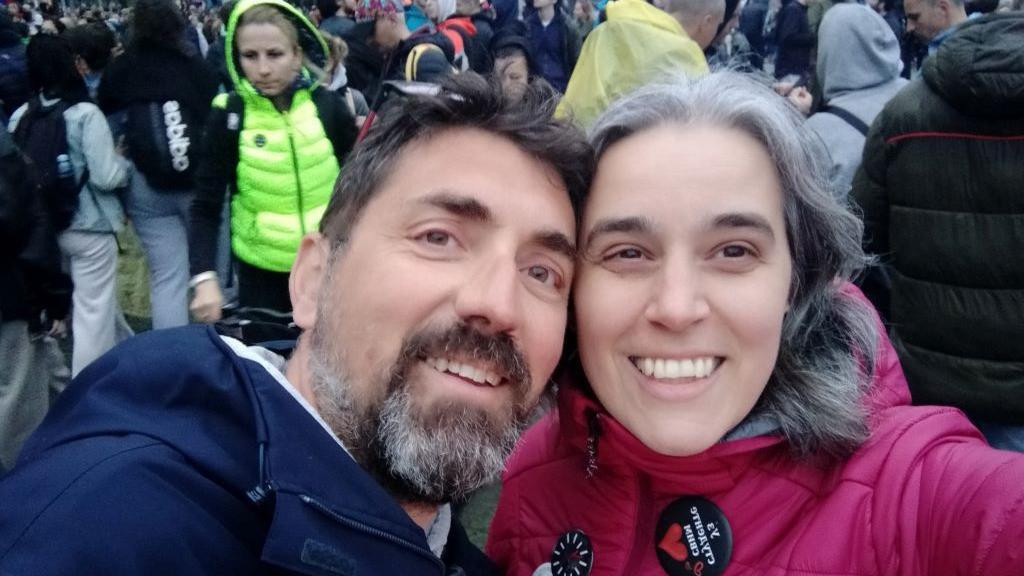 Vladimir i Ivana Mihić prave selfi napolju, tokom protesta, Ivana ima dugu prosedu kosu, blago talasastu, Vladimir ima tamnu, prosedu kosu i bradu