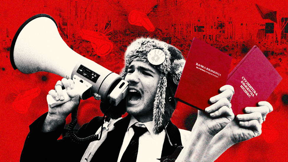 ilustracija - muškarac govori kroz megafon dok ispred njega dve ruke drže indeks i đačku knjižicu 