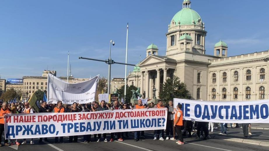 protest prosvetnih radnika 1. novembra 2024. Ispred kolone okupljenih su razvučeni transparenti "I naše porodice zaslužuju dostojanstvo. Državo, trebaju li ti škole" i "Ne odustajemo"