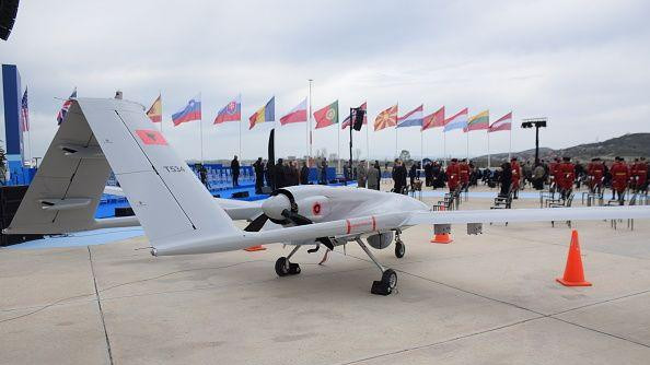 İnsansız hava aracı pisste duruyor arkada NATO ülkeleri bayrakları görülüyor.