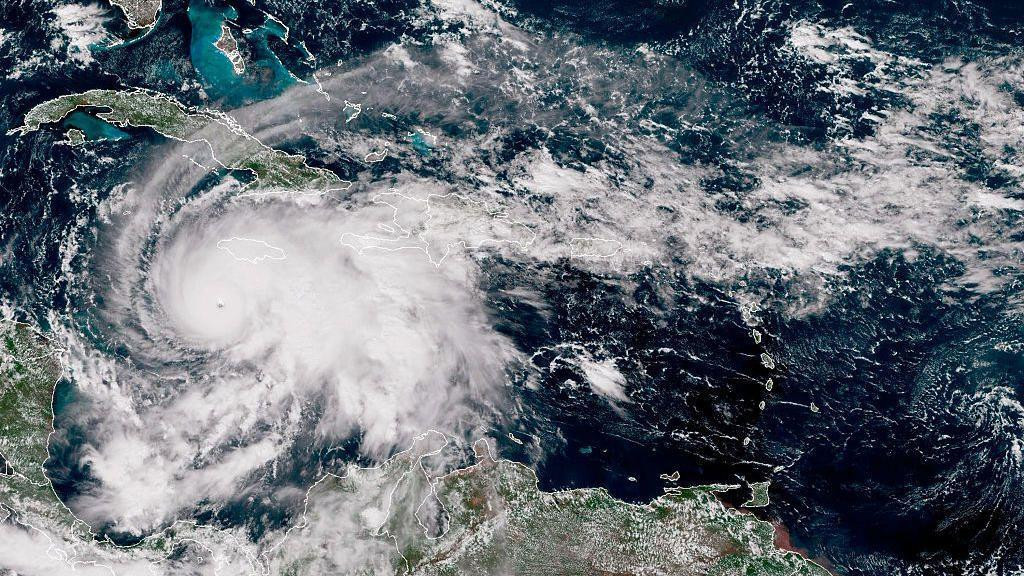 
                    Satelitski snimak prikazuje veliki, dobro definisan uragan iznad Karipskog mora. Oluja ima jasno oko i spiralne oblačne trake koje se protežu preko Haitija, Dominikanske 