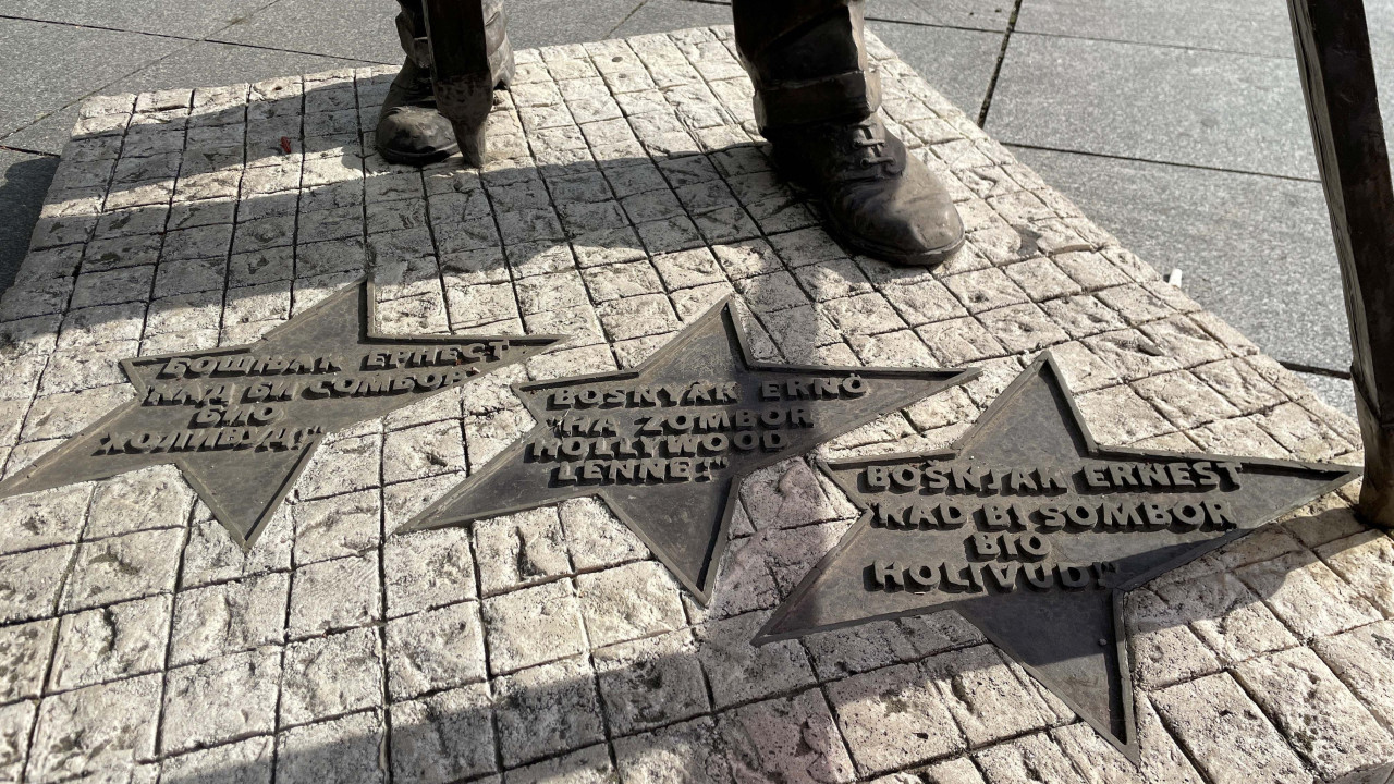 Plato ispod statue Ernesta Bošnjaka