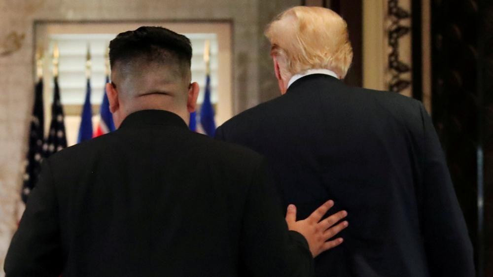 kim džong un i donald tramp slikani s leđa