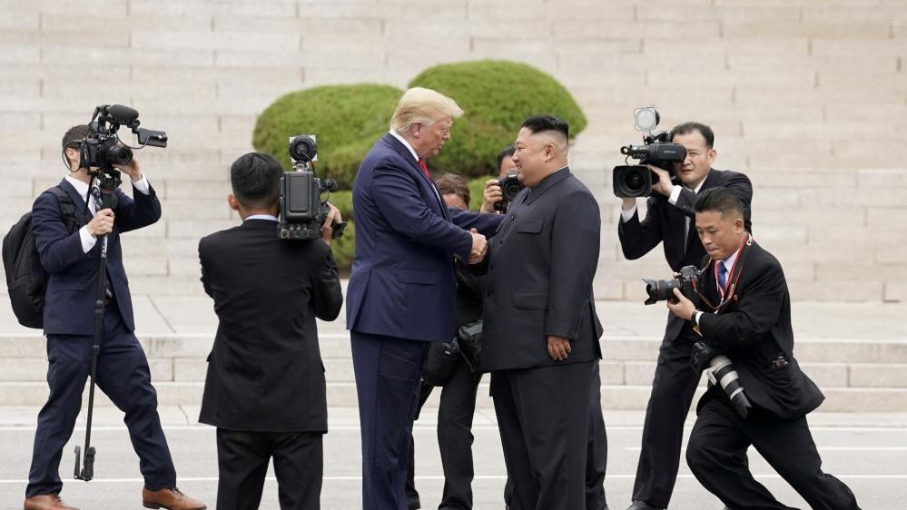 Rukovanje Donalda Trampa i Kim Džong Una tokom susreta 2019. godine