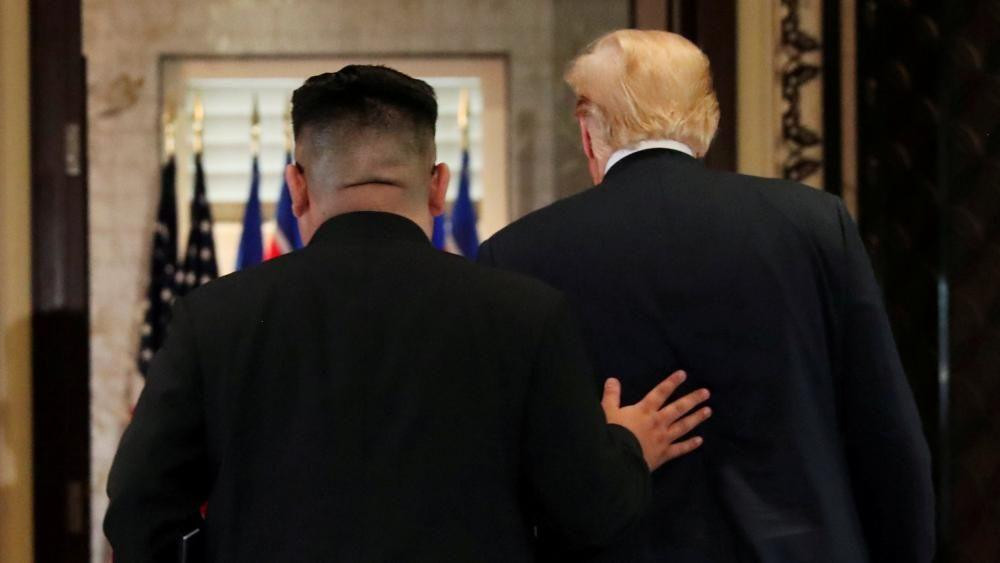 Kim Džong Un i Donald Tramp su se prethodno sastali 2019. godine, kim i tramp slikani s leđa