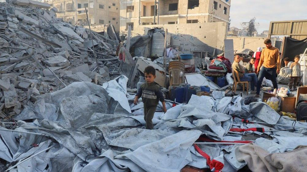 Palestinsko dete po ruševinama posle izraelskog napada na kuću u gradu Gazi, 29. oktobra