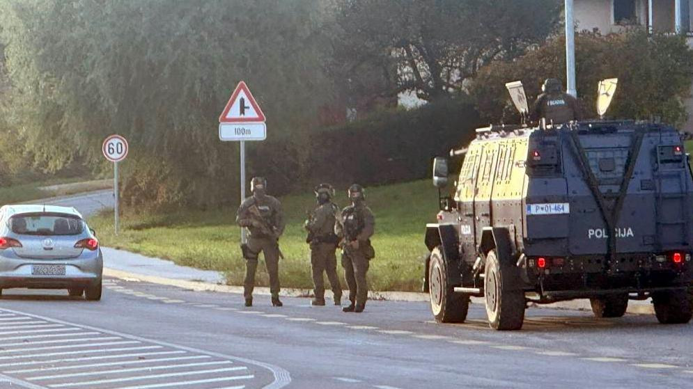 naoružana policija u Novom Mestu