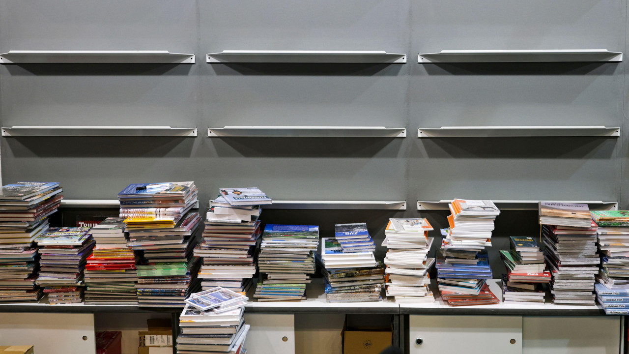 knjige, prazne police sa knjigama, polica sa knjigama, sajam knjiga