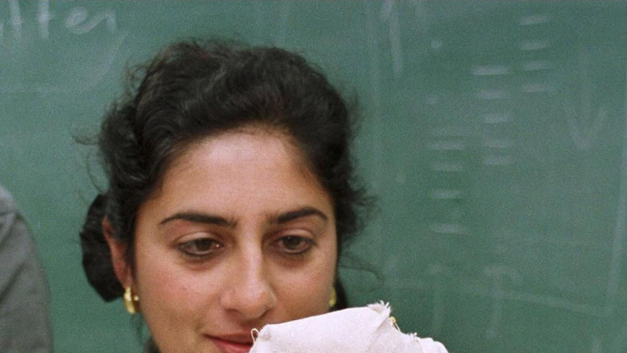 Profesorka Salima Ikram drži mumificiranog zeca