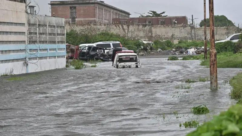 Ulice su prekrivene vodom u Kingstonu, glavnom gradu Jamajke