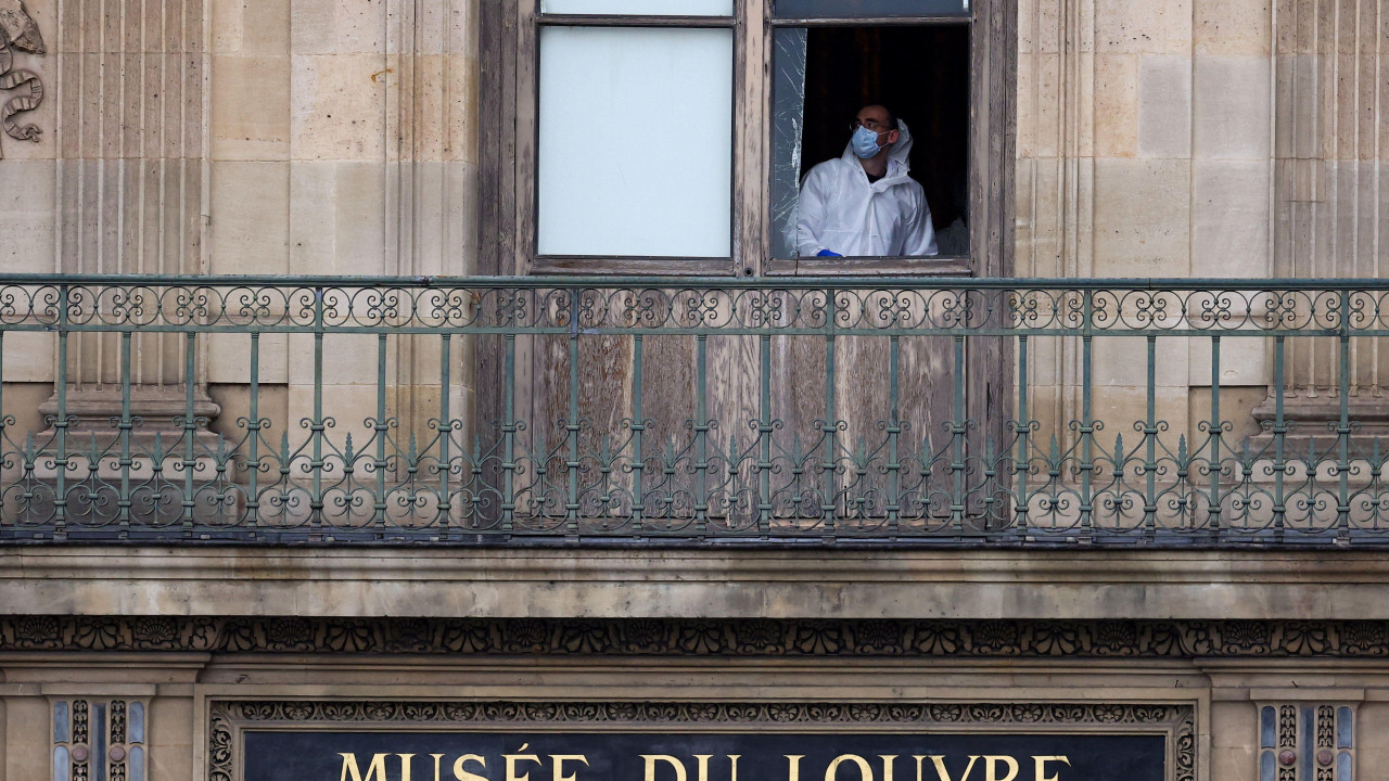 muzej luvr, pljačka u luvru, opljačkan muzej luvr, istražitelji na mestu gde su lopovi razbili staklo i ušli u galeriju apolon koju su opljačkali