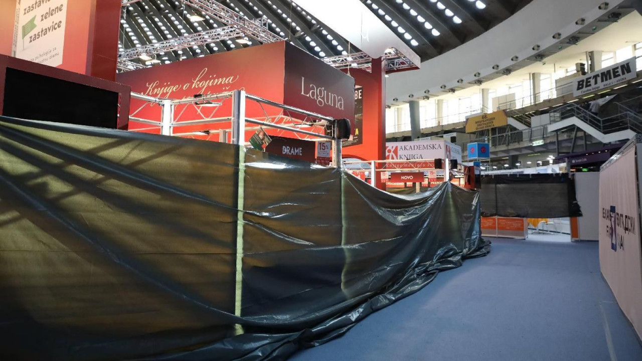 Štand izdavačke kuće Laguna na Sajmu knjiga u Beogradu obmontan crnim platnom  