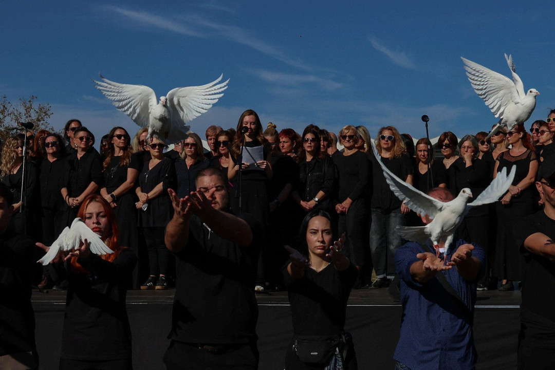 Ljudi puštaju golubove u znak sećanja na stradale 
