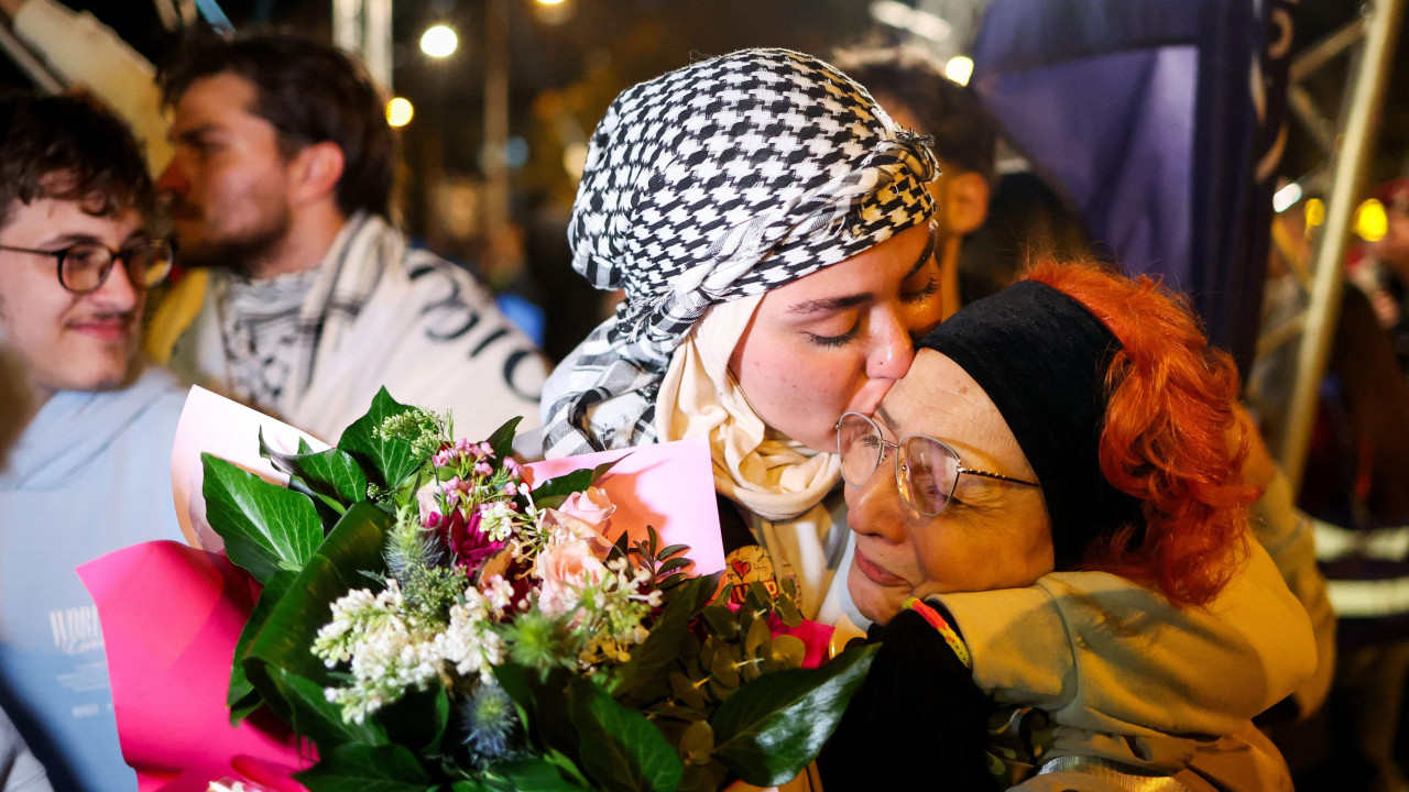 Devojka ljubi u glavu stariju ženu