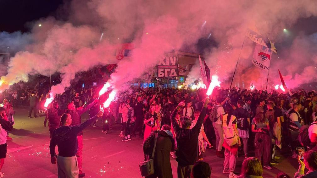 Upaljene baklje i više stotina ljudi u centru Nove Pazove 