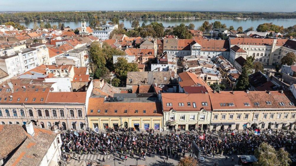 studenti iz Beograda u koloni za Novi Sad, studentsko pešačenje do novog sada, studenti pešače do novog sada
