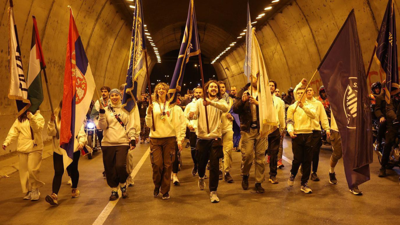 Studenti iz Novog Pazara na ulazu u Novi Sad