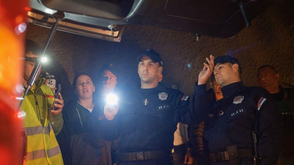 studenti iz novog pazara, studentsko pešačenje iz novog pazara, policija pretresa vozila u pratnji novopazarskih studenata ispred kosjerića