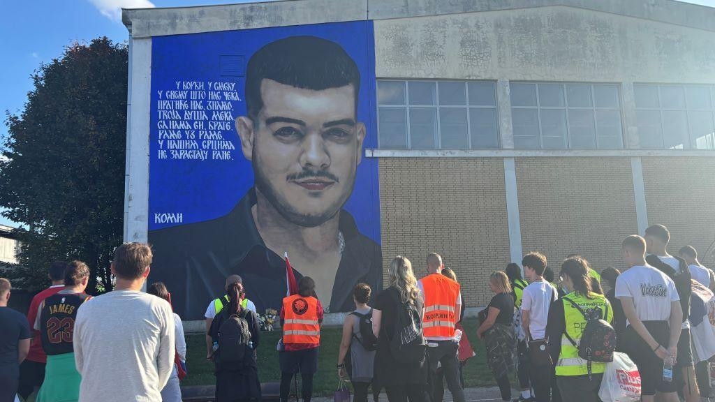 Studenti su odali poštu ispred murala Nemanji Komaru, stradalom u padu nadstrešnice, u Stepanoviću