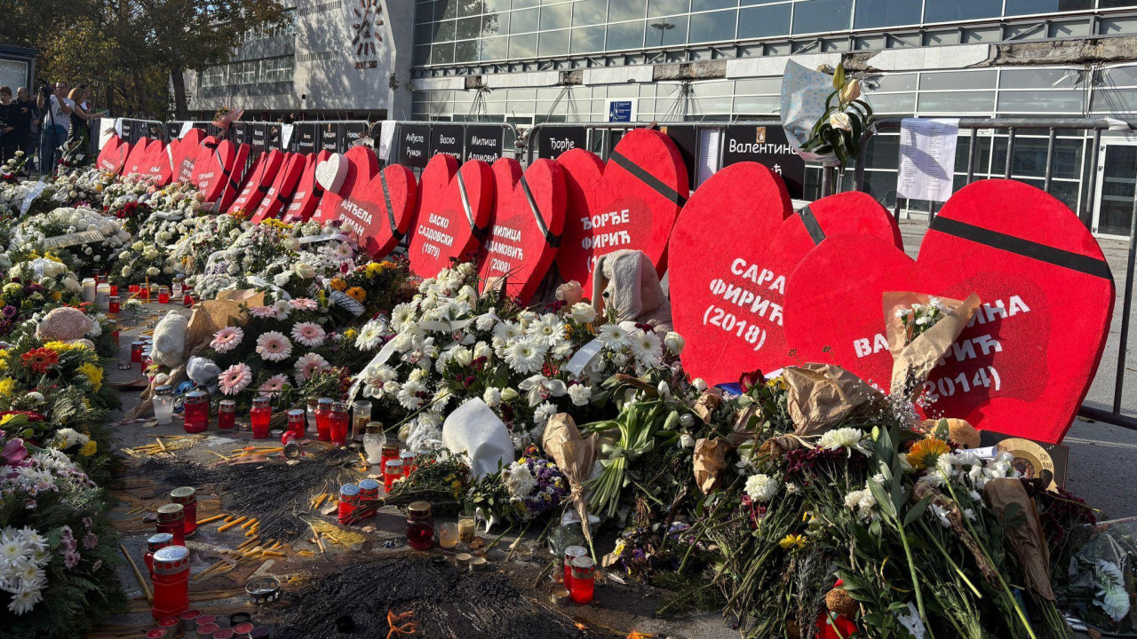 16 crvenih srca sa imenima žrtava i njihovim godinama rođenja