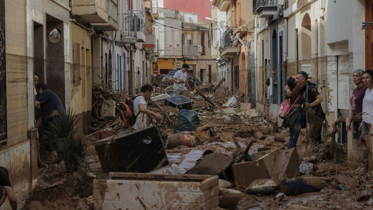 Ruševine posle tragičnih poplava u Španiji i ljudi koji se grle