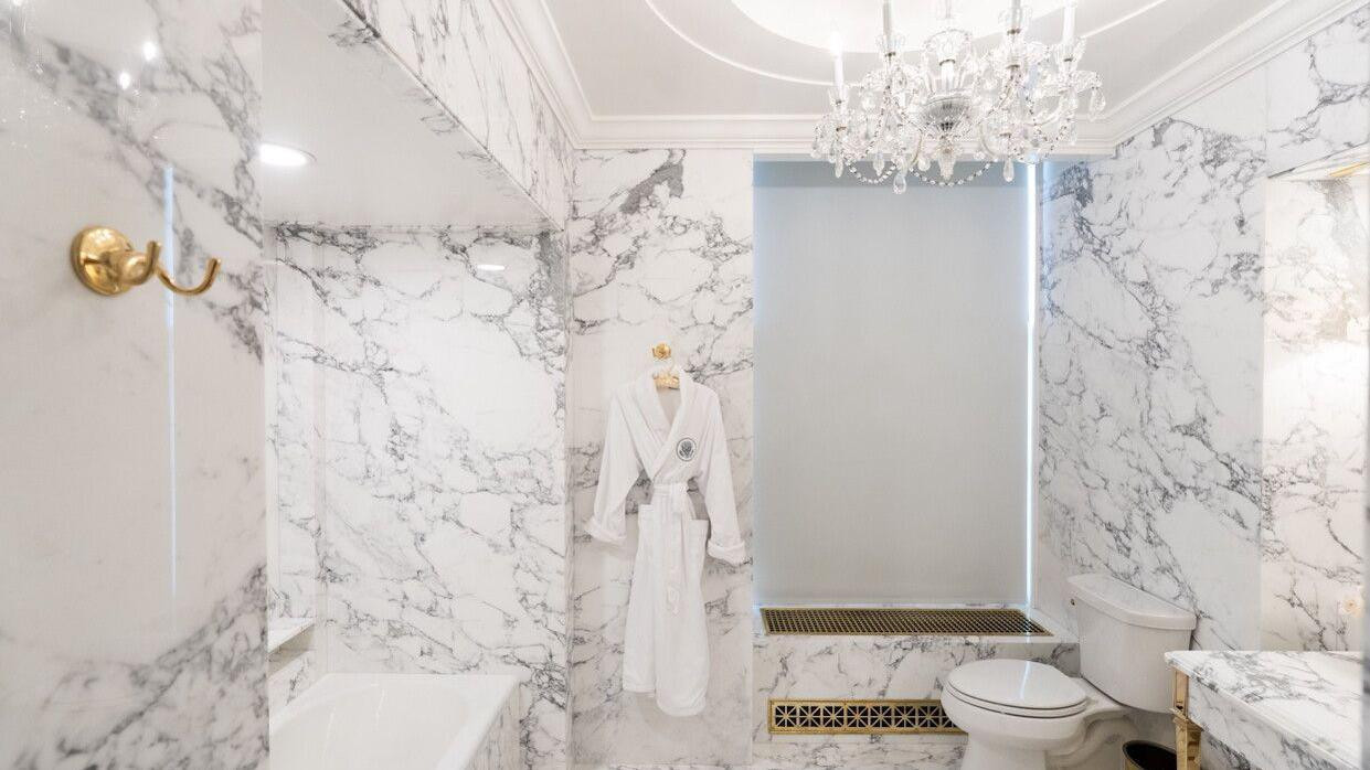 Crno-beli mermer u Linkolnovom kupatilu posle Trampovog renoviranja