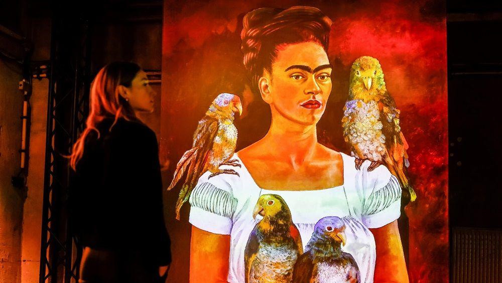 Žena stoji na multimedijalnoj izložbi Fride Kalo u Napoleon kompleksu u Berlinu, Nemačka, 10. novembra 2023. 