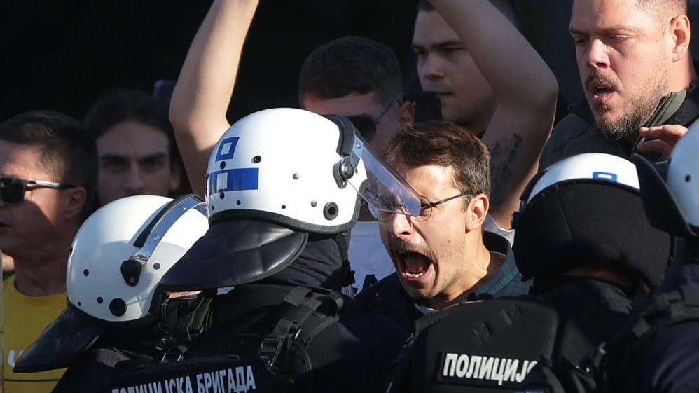 vladimir štimac, protest u beogradu, antivladini demonstranti ispred kordona policije
