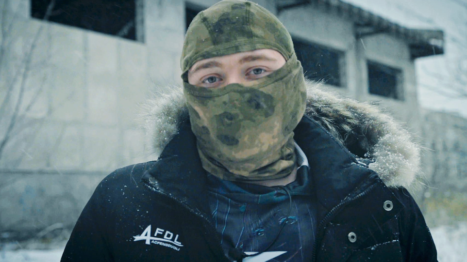 Mladić sa maskirnom kapom preko lica