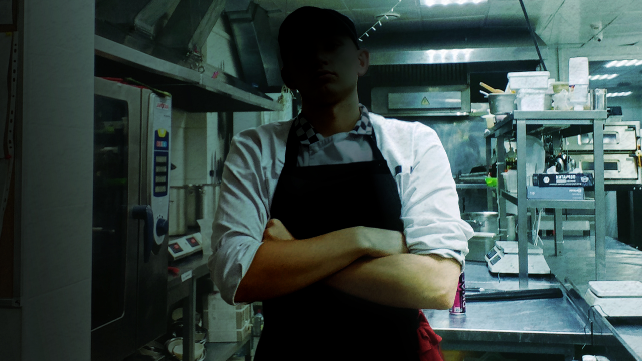 Maksim (sa zatamnjenin licem) istovremeno je danju radio kao kuvar, a noću ‘kuvao’ mefedron