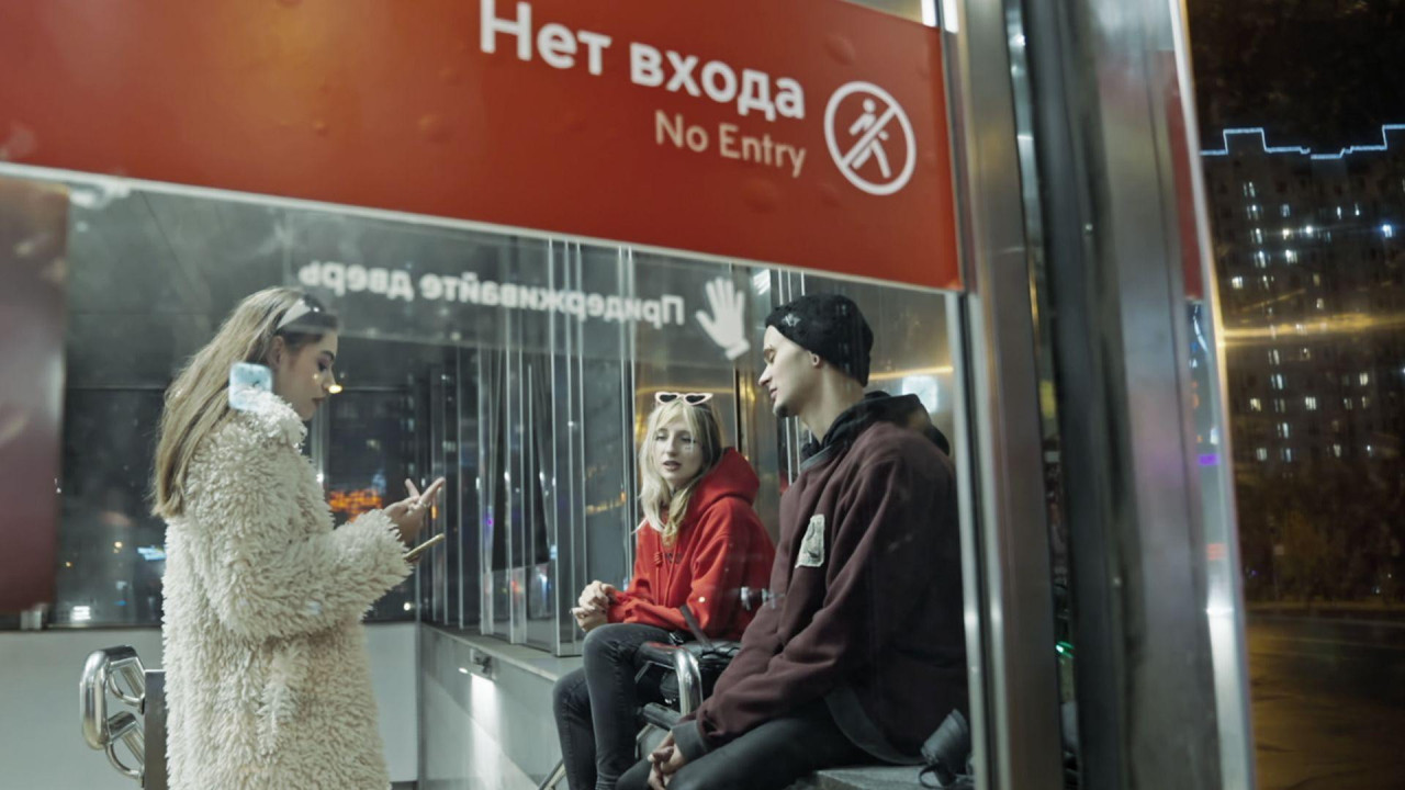 Olja kupuje heroin neposredno pre hapšenja.