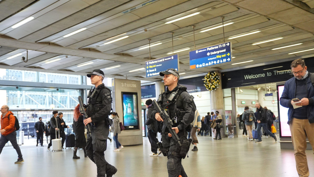 naoružani policajci patroliraju stanicama u Londonu