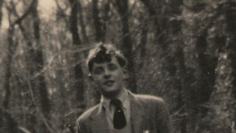 Entoni u školskoj uniformi okružen drvećem