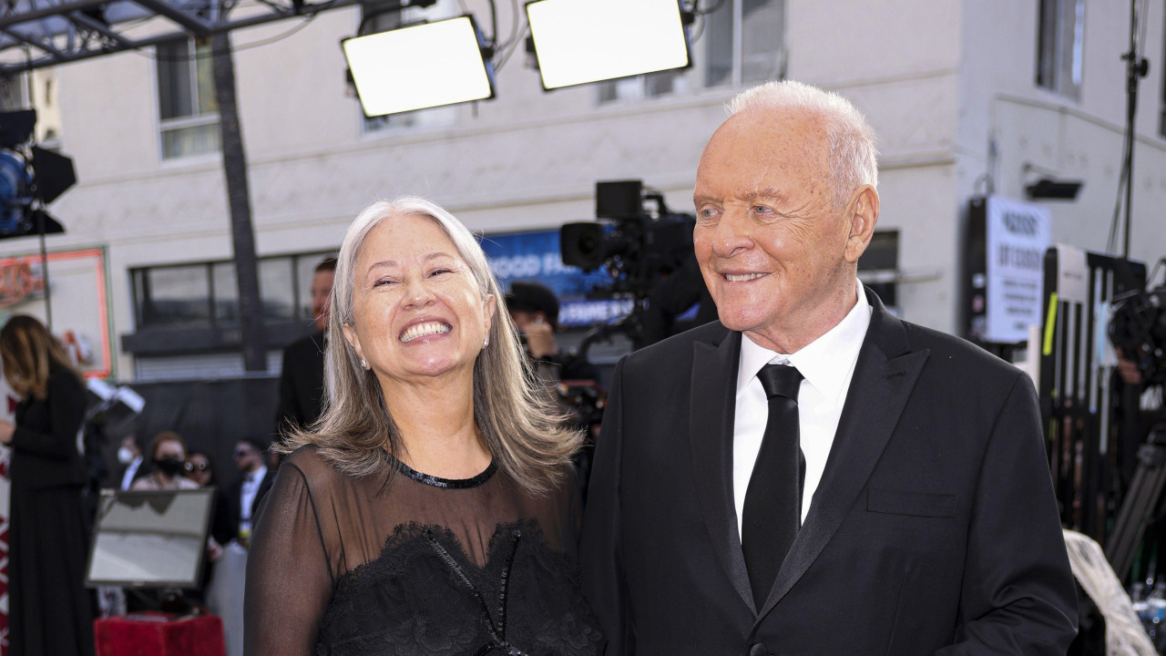 Stela (levo se smeši) u crnoj haljini sa čipkom i Entoni Hopkins u crnom odelu i belom košuljom