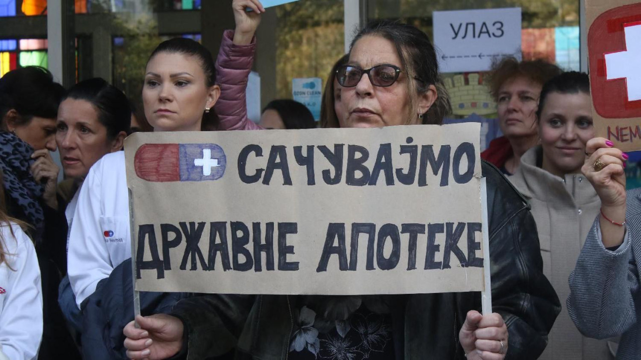 Žena u rukama drži transparent, protest apoteka beograd, apoteke beograd, protest zaposlenih u apoteka beograd