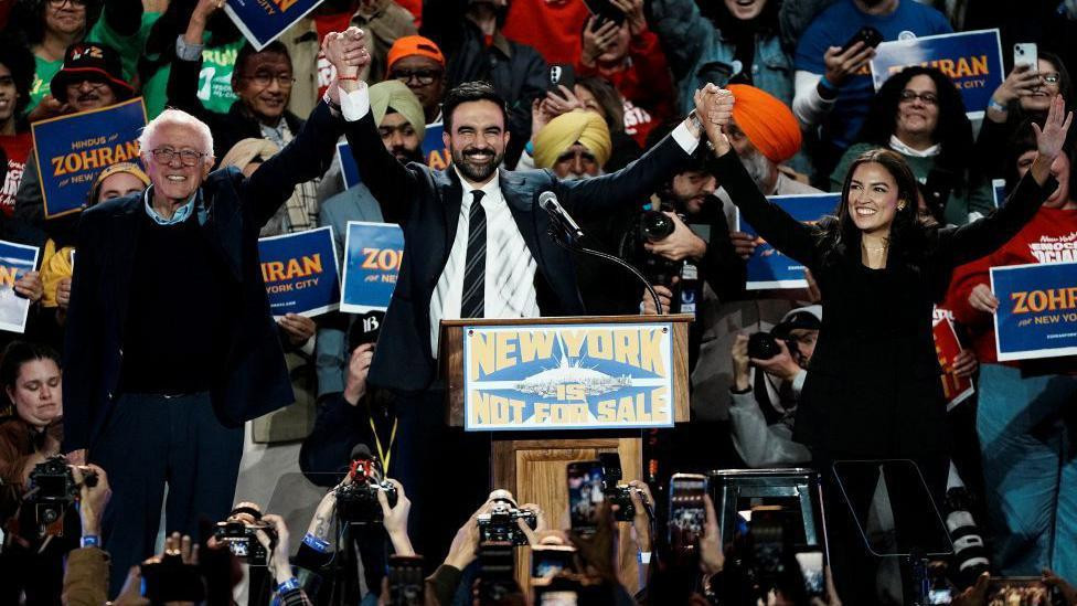 Mamdani je često delio binu sa Bernijem Sandersom (levo) i Aleksandrijom Okasio-Kortez (desno)