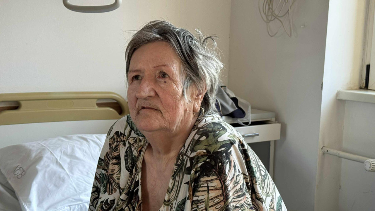 Sadika Čamdžić, požar u tuzli, požar u domu penzionera u tuzli, starija žena sedi na bolničkom krevetu